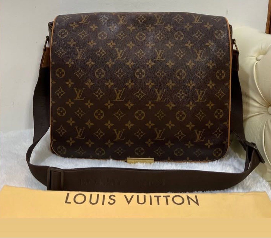 Lv messenger fits laptop (Category: Luxury Bags & Wallets) located in Santa Ana. Submitted by astonandariana (Listing ID 1363586254, Image 1). Description: .