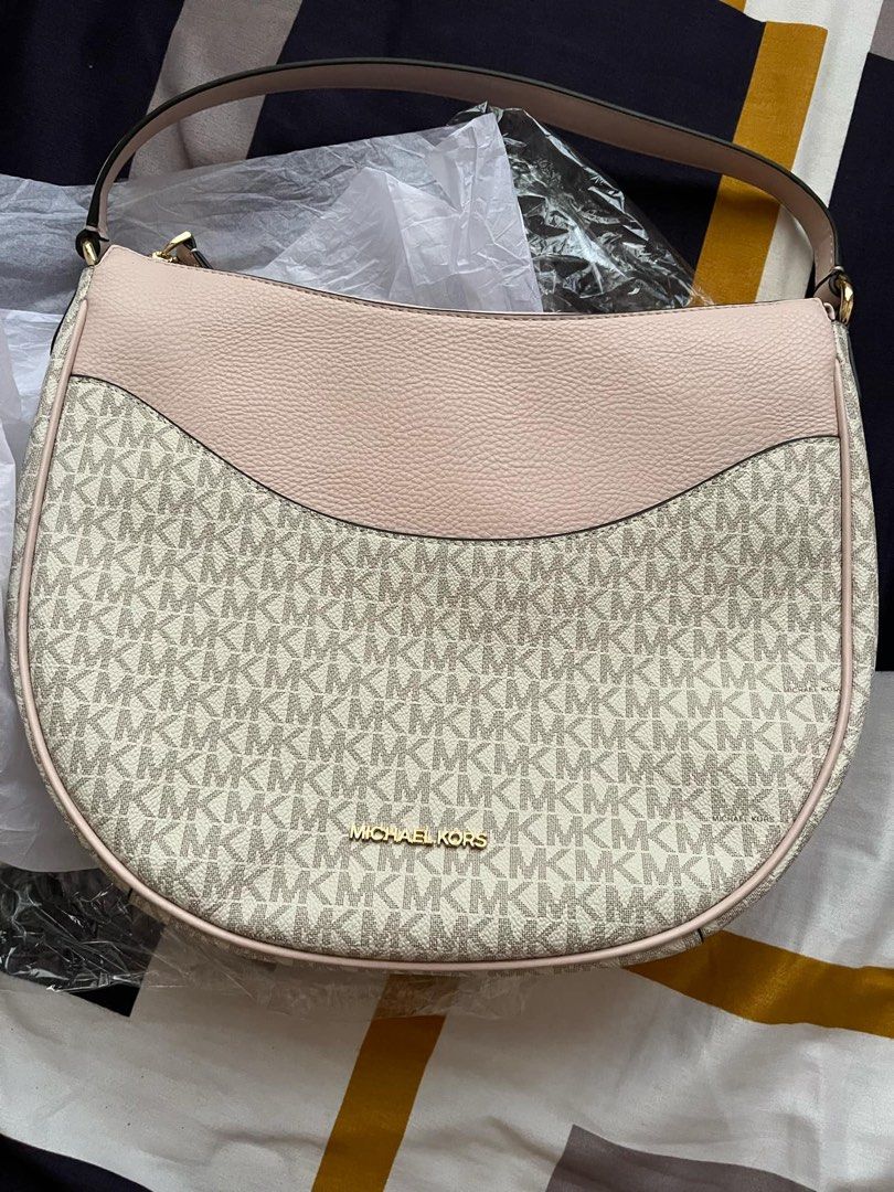 MK Large Dover (Category: Luxury Bags & Wallets) located in Basista. Submitted by chiemvansorcas.2020 (Listing ID 1363572594, Image 2). Description: Selling this bnew bag fresh from the US box. Bnew, unused and with tag. RFS: too many bags and wala pa po me pag-gagamitan. Pm po for additional queries. Thank you..