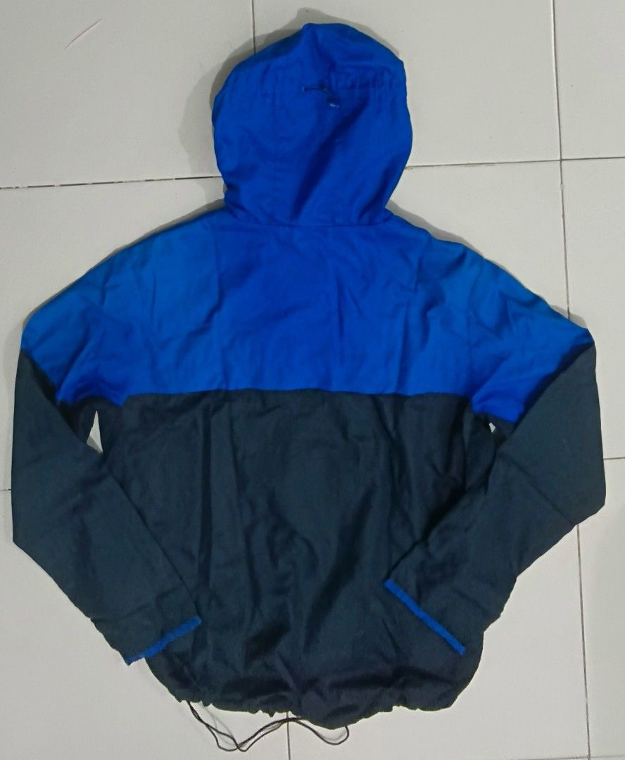 Nike windbreaker (Category: Coats, Jackets and Outerwear) located in Pasig City. Submitted by overdose12 (Listing ID 1363585415, Image 2). Description: ₱500+sf LOC: Pasig Nike windbreaker 22W/26L Excellent condition With small run at the back (last picture).