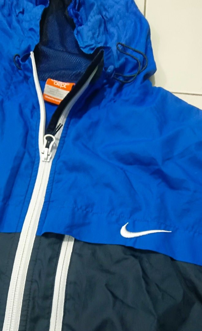 Nike windbreaker (Category: Coats, Jackets and Outerwear) located in Pasig City. Submitted by overdose12 (Listing ID 1363585415, Image 3). Description: ₱500+sf LOC: Pasig Nike windbreaker 22W/26L Excellent condition With small run at the back (last picture).