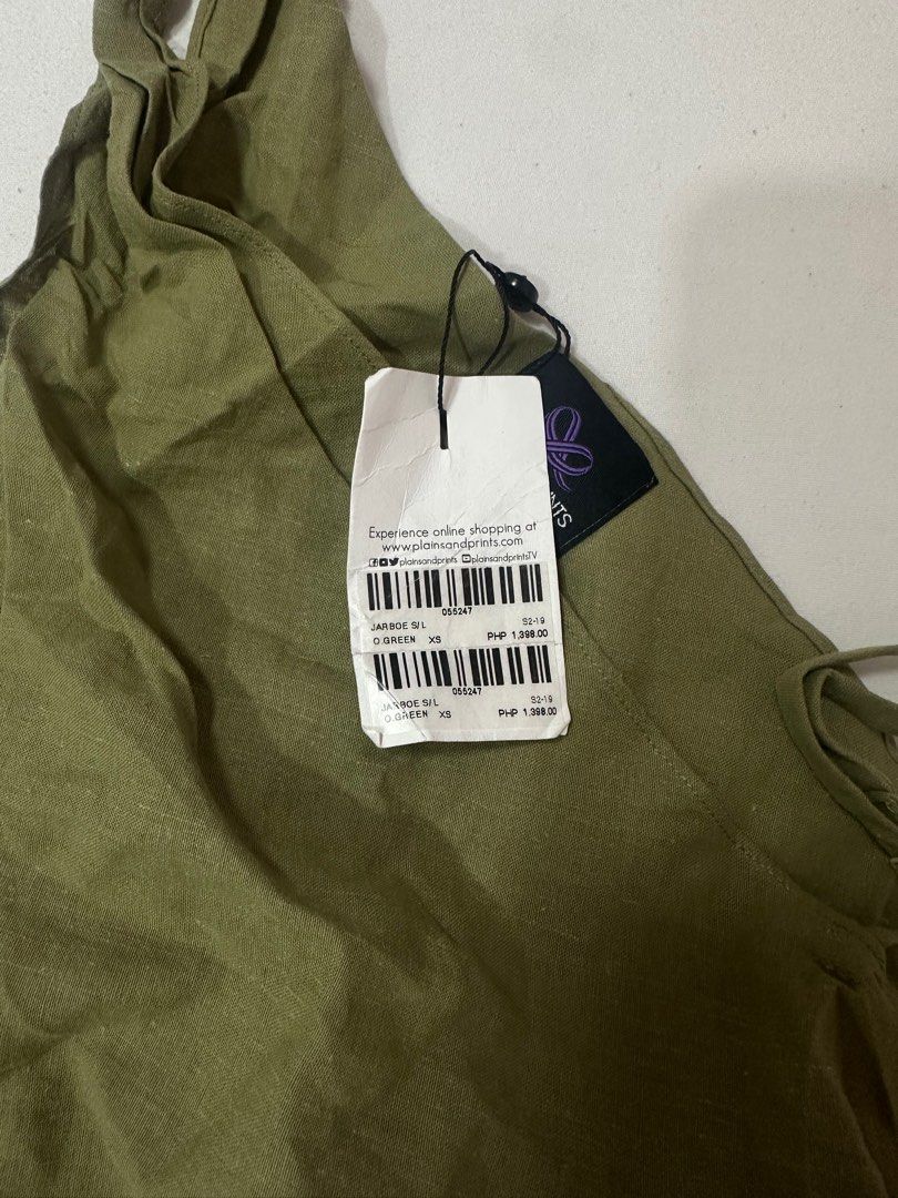 Plains and prints sleevelees (Category: Sleeveless) located in Quezon City. Submitted by bahsu (Listing ID 1363640482, Image 3). Description: Just needs to be ironed. But super cute! I also have white version.