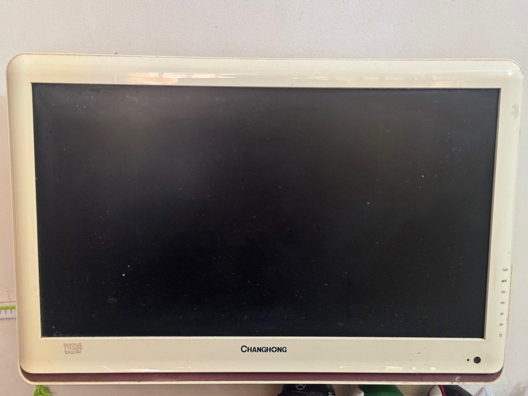 RUSH Changhong TV (Category: TV) located in Manila. Submitted by enzomagbat44789 (Listing ID 1363562028, Image 2). Description: Changhong TV 21 inches Wall Mounted (no stand) Asking Price: ₱2000 RFS: Di na ginagamit & nakatambak lang Issue/s: Damage in panel - As seen in picture PM for inquiries .
