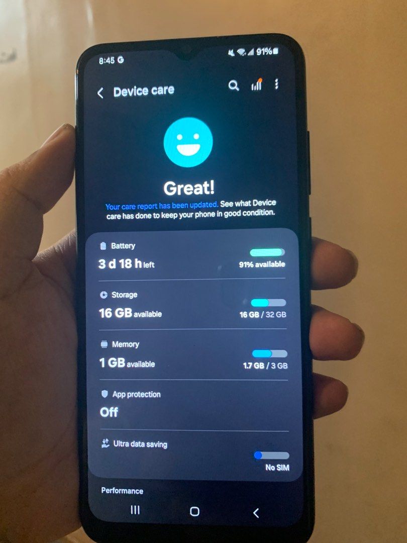Samsung Galaxy A04e (Category: Samsung) located in Manila. Submitted by k_conejar (Listing ID 1363656831, Image 3). Description: - Got this from Globe Robinsons Manila (see pic of receipt for date) - like new used only for a week - see photos for condition of item - very good condition - Pm for sure buyers RFS: need funds.