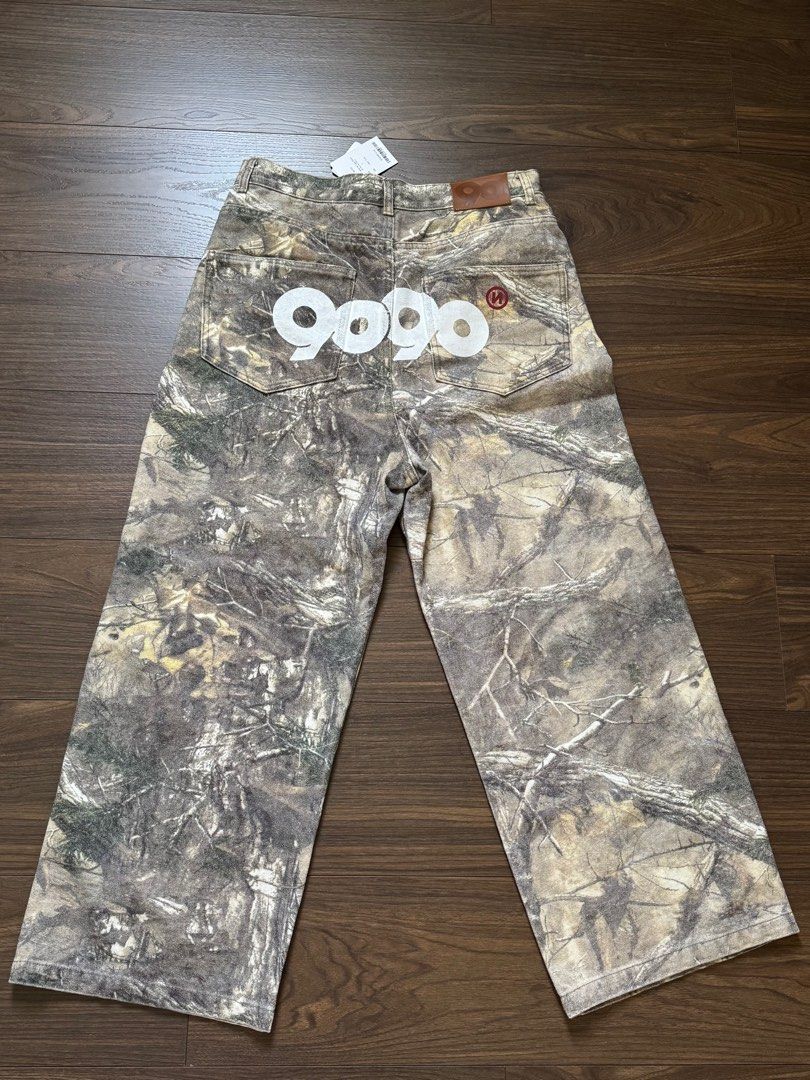 9090 OG Logo Painted Denim Pants, 他的時尚, 褲子, 牛仔褲在 9090 OG Logo Painted Denim Pants, 他的時尚, 褲子, 牛仔褲在