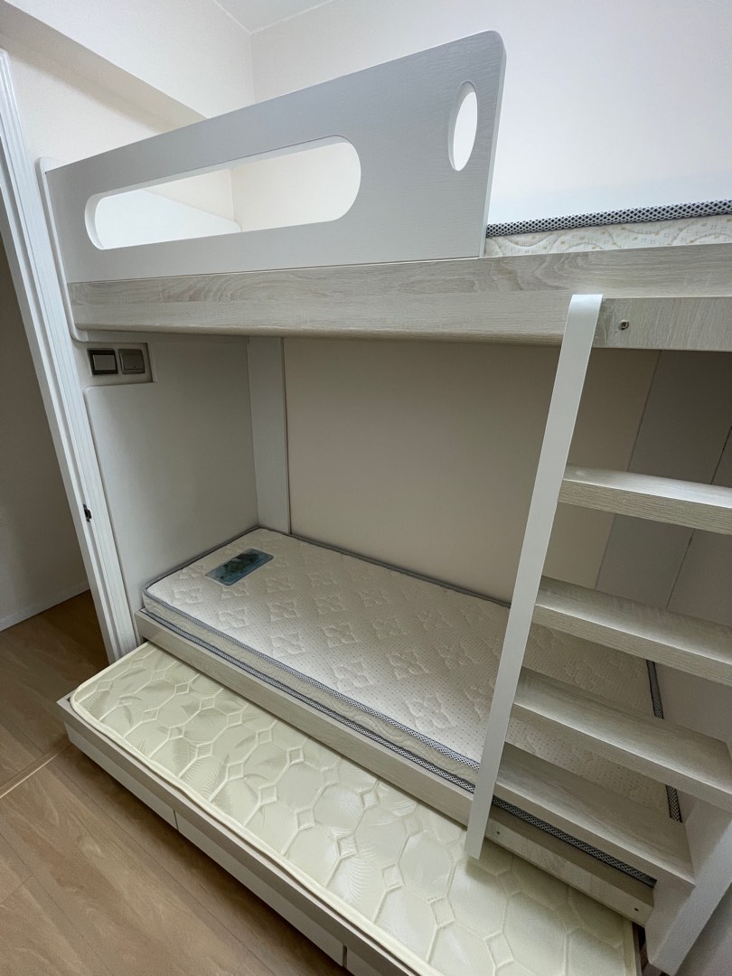 Available from August, fully furnished, three-bedroom unit with two bathrooms, ideal for families with children and domestic workers.63438107849346111