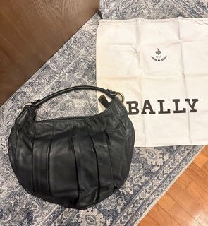 (Category: ) located in . Submitted by clearingmywardrodeforspace (Listing ID 1363745536, Image 1). Description: .