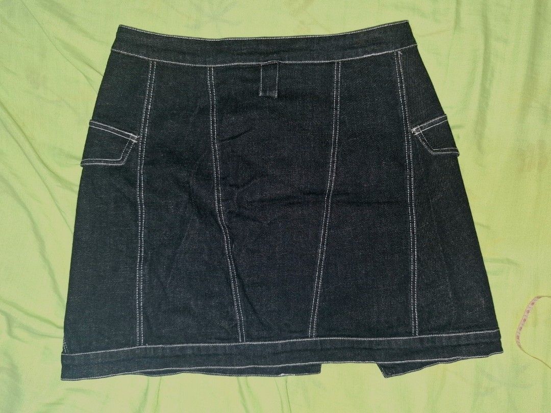 Black Contrast Stitch Mini Skirt (Category: Skirts) located in Quezon City. Submitted by diane.99 (Listing ID 1363812929, Image 2). Description: Rfs: Doesn't fit my waist anymore so cute tho Fits for Size 24-26 waist sizes Dimensions shown on the photos S on tag but also fits XS.