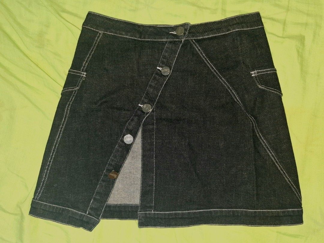 Black Contrast Stitch Mini Skirt (Category: Skirts) located in Quezon City. Submitted by diane.99 (Listing ID 1363812929, Image 1). Description: Rfs: Doesn't fit my waist anymore so cute tho Fits for Size 24-26 waist sizes Dimensions shown on the photos S on tag but also fits XS.
