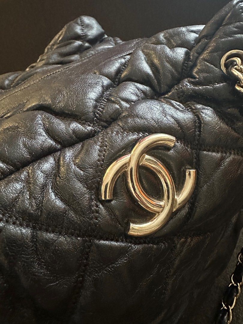 CC Quilted Bag (Category: Luxury Bags & Wallets) located in Batangas. Submitted by kulilayfinds (Listing ID 1361877503, Image 3). Description: Has signs of use but still so pretty! Has minor rubs on the corners and tiny hole on the top quilt (near the zippered opening). Bag measurements : 35 x 15 x 20 cm.