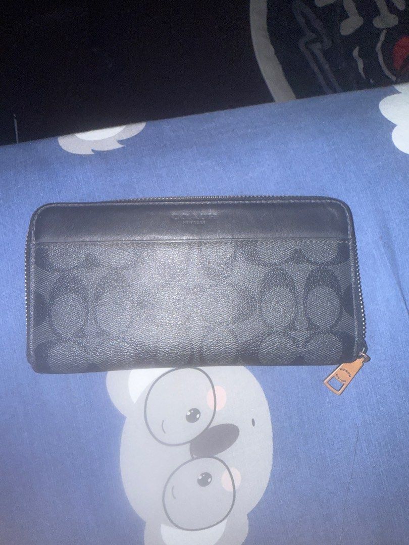Coach long Wallet man (Category: Bags & Wallets) located in Singapore. Submitted by 6czy8gfm8g06472 (Listing ID 1363802033, Image 1). Description: iner zip come out.