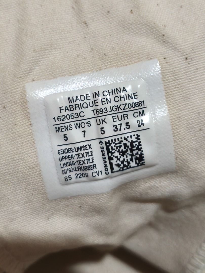 CONVERSE Chuck 70 Parchment/Egret/Garnet (Category: Sneakers) located in Quezon City. Submitted by fleor (Listing ID 1363846560, Image 2). Description: Barely used item hence the price. Can do meet ups near Shaw Boulevard or SM Masinag..
