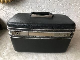 Decluttering Vintage Samsonite Travel Make Up Hard Case as-is