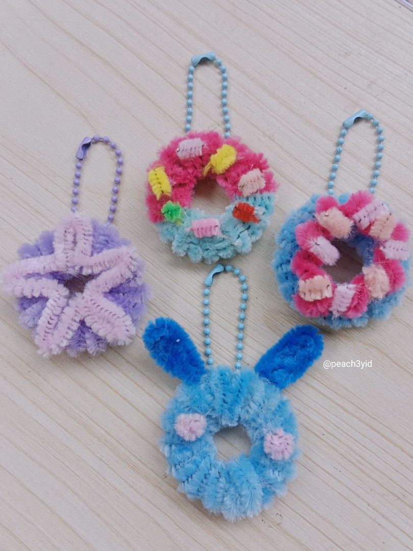 Gantungan Kunci Kawat Bulu Pipe Cleaner Keychain Mini Gift Souvenir Ulang Tahun Pernikahan Wisuda, Desain & Kerajinan Tangan, Barang & Aksesoris Kerajinan di Carousell