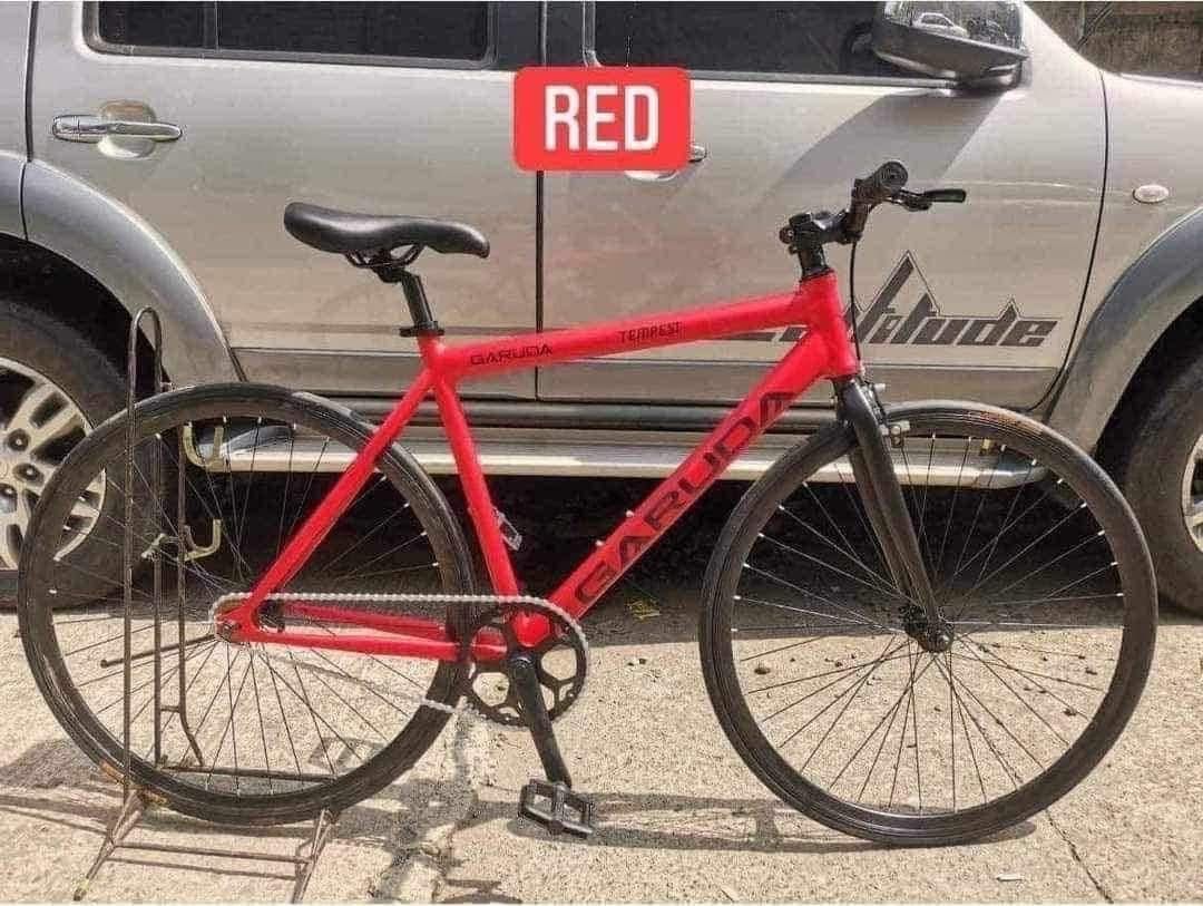 GARUDA TEMPEST ALLOY FIXIE 700c x 23c (Category: Bicycles) located in Marikina City. Submitted by keionlines85428 (Listing ID 1363855995, Image 2). Description: GARUDA TEMPEST ALLOY FIXIE 700c x 23c ❗️₱5,500 FREE ASSEMBLE Available color 👉🏻Green 👉🏻Red 👉🏻Blue SPECS:👇👇👇 ▪️Garuda Lightweight Alloy Frame ▪️Smooth weld ▪️Single Speed ▪️Alloy Rims ▪️Alloy Stem 60mm ▪️Top tube 52cm ▪️Seat tube 52cm ▪️47t Crank ▪️Dual Sprocket (18tfixgear)(16t f