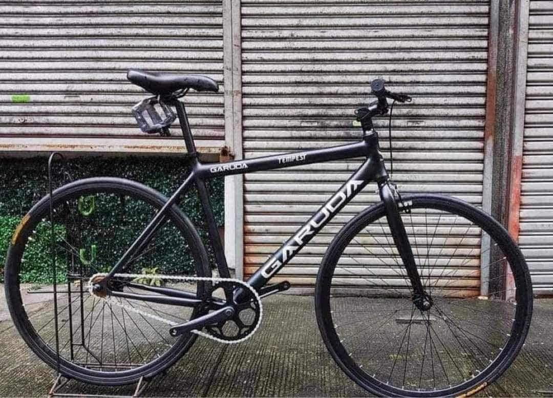 GARUDA TEMPEST ALLOY FIXIE 700c x 23c (Category: Bicycles) located in Marikina City. Submitted by keionlines85428 (Listing ID 1363855995, Image 3). Description: GARUDA TEMPEST ALLOY FIXIE 700c x 23c ❗️₱5,500 FREE ASSEMBLE Available color 👉🏻Green 👉🏻Red 👉🏻Blue SPECS:👇👇👇 ▪️Garuda Lightweight Alloy Frame ▪️Smooth weld ▪️Single Speed ▪️Alloy Rims ▪️Alloy Stem 60mm ▪️Top tube 52cm ▪️Seat tube 52cm ▪️47t Crank ▪️Dual Sprocket (18tfixgear)(16t f