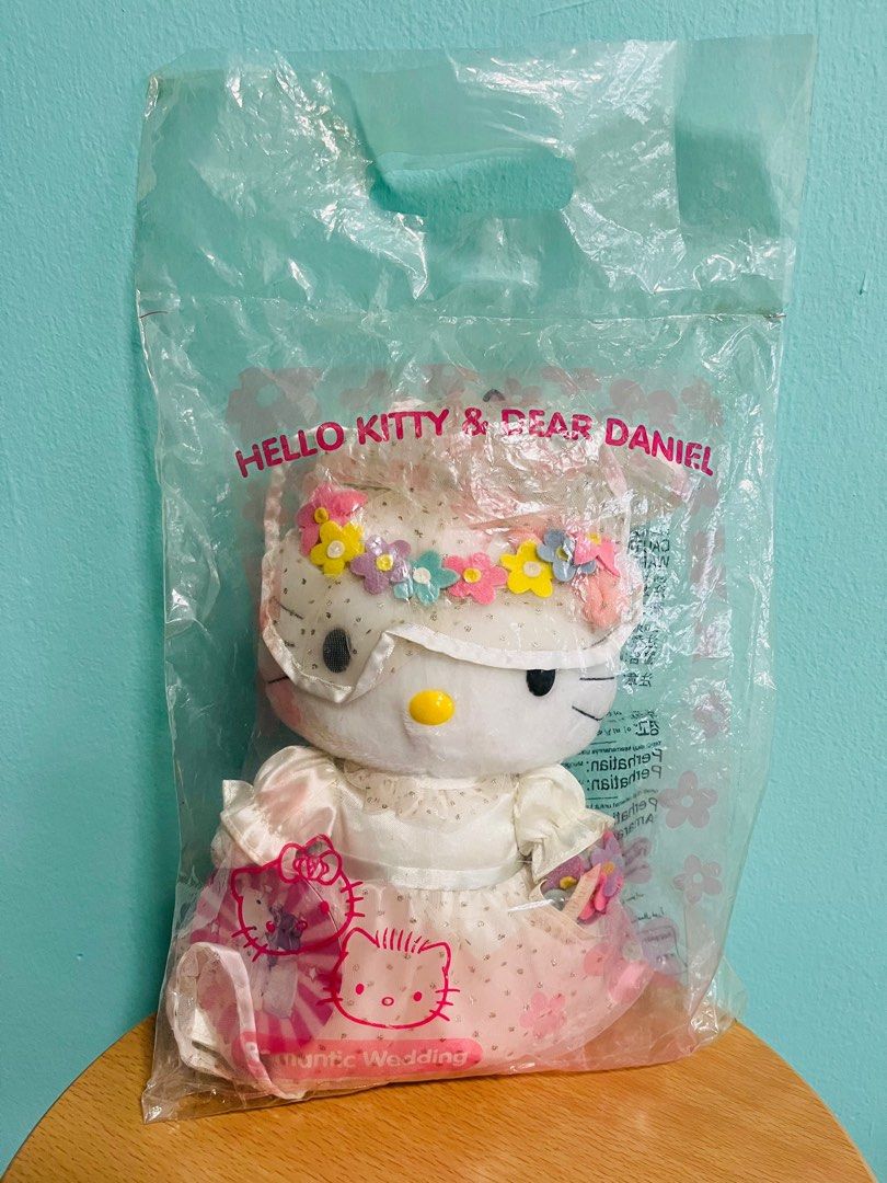HELLO KITTY & Dear Daniel (Category: Plushies & Soft Toys) located in Singapore. Submitted by chd88 (Listing ID 1363783421, Image 1). Description: .