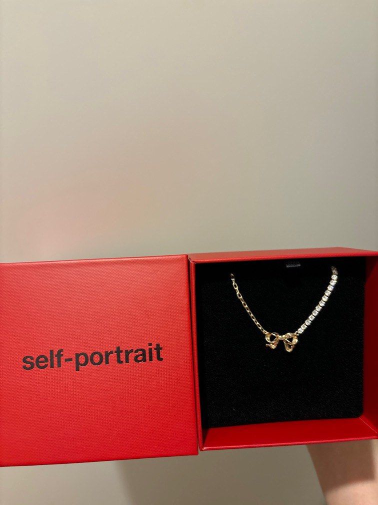 三折：全新Self Portrait 手鏈 （分類：飾物及配件）位於 Hong Kong。 由 rainie________ 提交（商品編號 1363814957，圖片 1）。簡介： Price $1088, now $300 Brand new 。