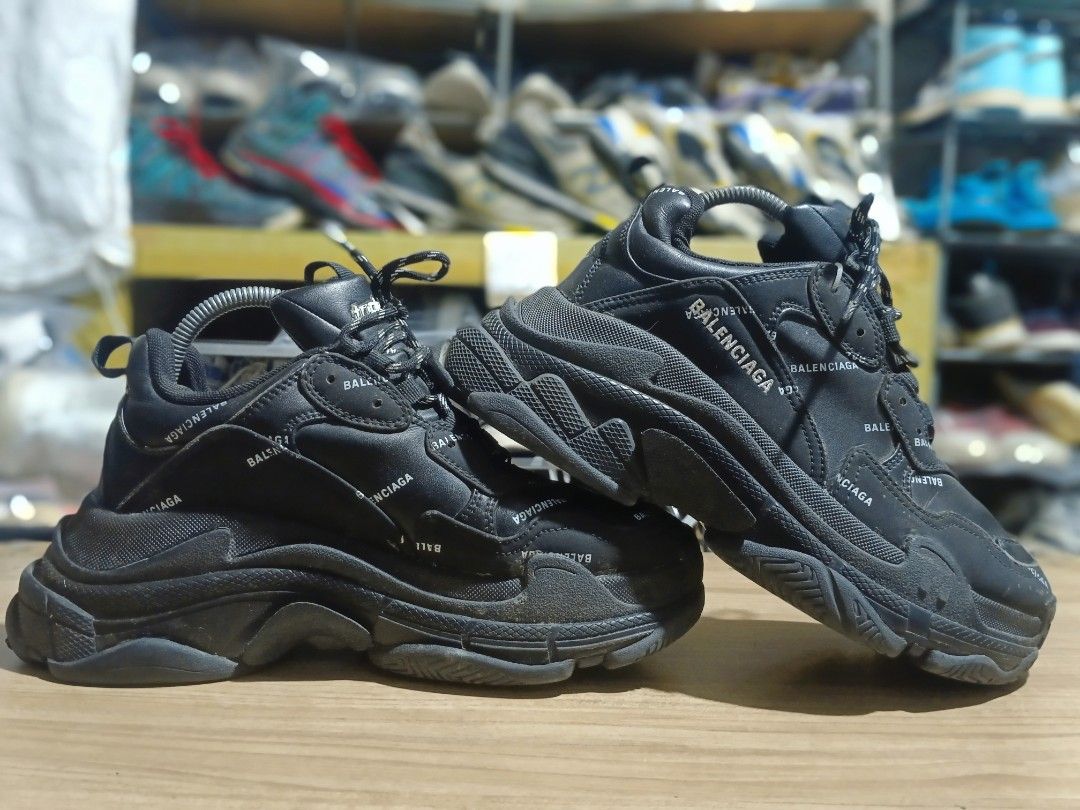 Sepatu Balenciaga Triple S Size 40
