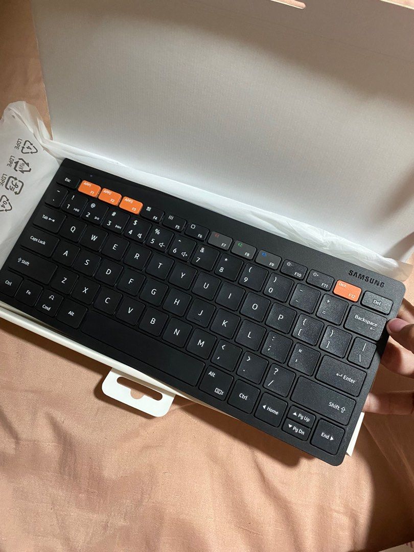 Smart Keyboard (Category: Computer Keyboard) located in Manila. Submitted by prelovedsellsss (Listing ID 1363809073, Image 3). Description: Only tried once Rfs: had too many keyboard already (spare lang to kaya di ko nagamit).