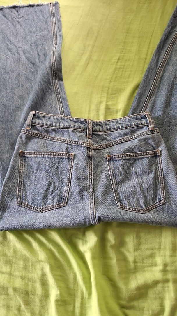 y.sing Mid Wash Straight Jeans (Category: Jeans) located in Quezon City. Submitted by diane.99 (Listing ID 1363759272, Image 2). Description: Bought at an ig shop: jeans all you can (ww photo from them) Rfs: Bitin on me, sits above the Ankle. I'm 5'6 Dimensions: Waist: 28 in. Length: 39 in. M on Tag.