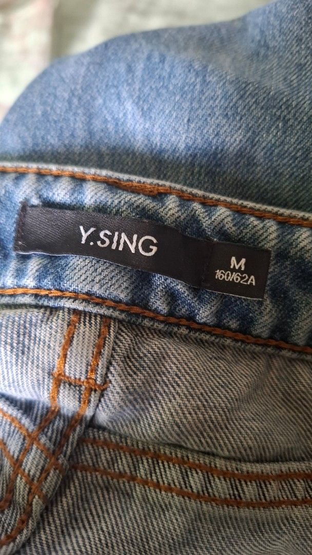 y.sing Mid Wash Straight Jeans (Category: Jeans) located in Quezon City. Submitted by diane.99 (Listing ID 1363759272, Image 3). Description: Bought at an ig shop: jeans all you can (ww photo from them) Rfs: Bitin on me, sits above the Ankle. I'm 5'6 Dimensions: Waist: 28 in. Length: 39 in. M on Tag.