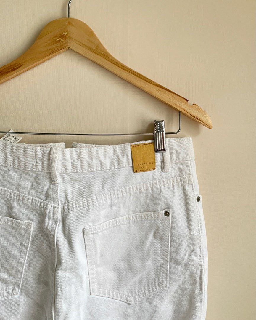Zara white skirt (Category: Skirts) located in Quezon City. Submitted by decluttering.2025 (Listing ID 1363771134, Image 2). Description: .