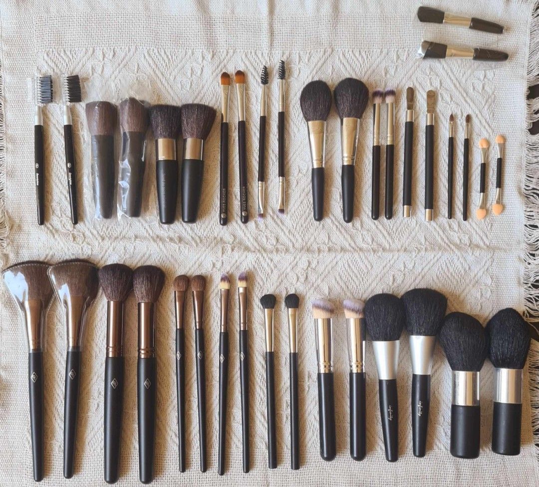 38pcs Black Make Up Brush Set (Category: Makeup) located in Quezon City. Submitted by floreskari78555 (Listing ID 1363917664, Image 1). Description: 38pcs Black Make Up Brushes Complete set for Make Up Artist HIGH quality ❤️ Best seller💯 Cod/Gcash Payment J&T/LBC Dm to order📩.