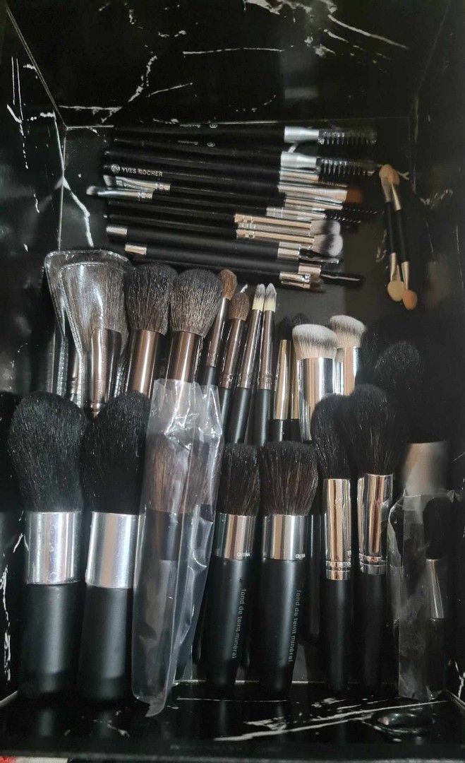 38pcs Black Make Up Brush Set (Category: Makeup) located in Quezon City. Submitted by floreskari78555 (Listing ID 1363917664, Image 2). Description: 38pcs Black Make Up Brushes Complete set for Make Up Artist HIGH quality ❤️ Best seller💯 Cod/Gcash Payment J&T/LBC Dm to order📩.