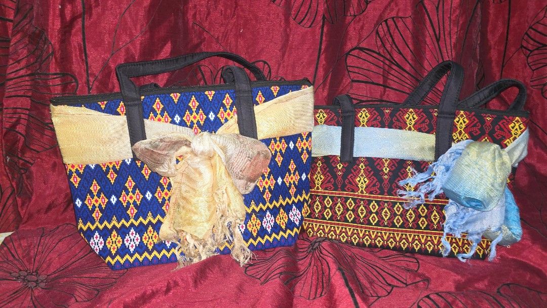 Batik shoulder bag with scraf (Category: Shoulder Bags) located in Muntinlupa City. Submitted by cedj22 (Listing ID 1364026314, Image 1). Description: Batik shoulder bag with scraf.