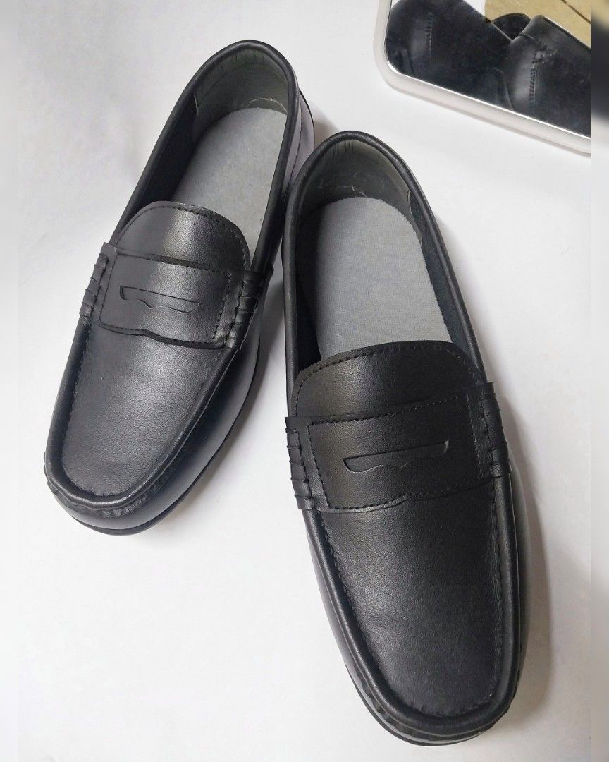 BLACK LOAFER - DRIVING SHOES (Category: Casual Shoes) located in Antipolo. Submitted by cvph17 (Listing ID 1363981389, Image 1). Description: LEATHER LOAFER SLIP ON DRIVING SHOES • Bought at Marikina Bazaar early this year • Materials - Upper: Cow Leather - Lining: Textile & Cow Split Leather - Sole: Rubber • With Sole Stitching •Brandnew • Sizes: UK:42 📦 Lalamove/J&T/LBC Pay Now Shipped the Next Day.