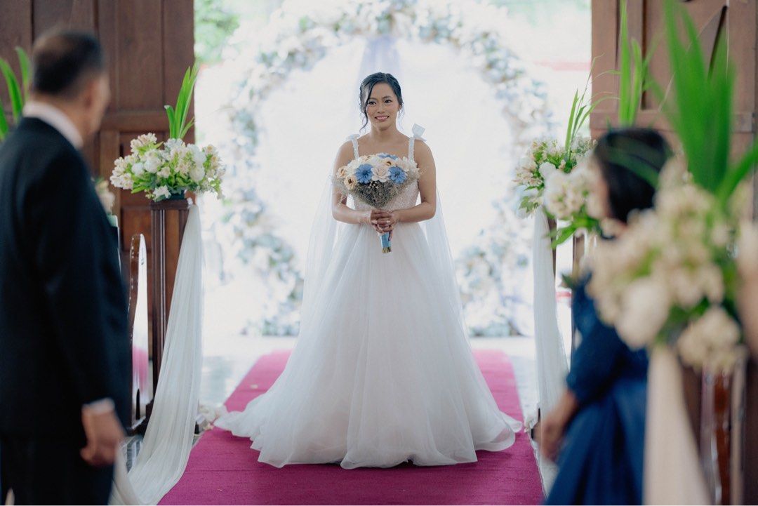 Bridal Bouquet (Category: Flowers & Bouquets) located in Quezon City. Submitted by kmmtr27 (Listing ID 1363965167, Image 2). Description: Dried + synthetic bridal bouquet Freebie: Maid of honor bouquet (pure white) made of silk .