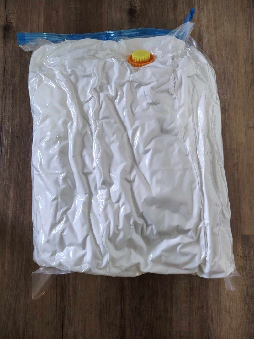 Comforter (Category: Bedding & Towels) located in Singapore. Submitted by zunlup0903 (Listing ID 1363976447, Image 2). Description: Bought from Tabao, used it for 5 days with my cover. .