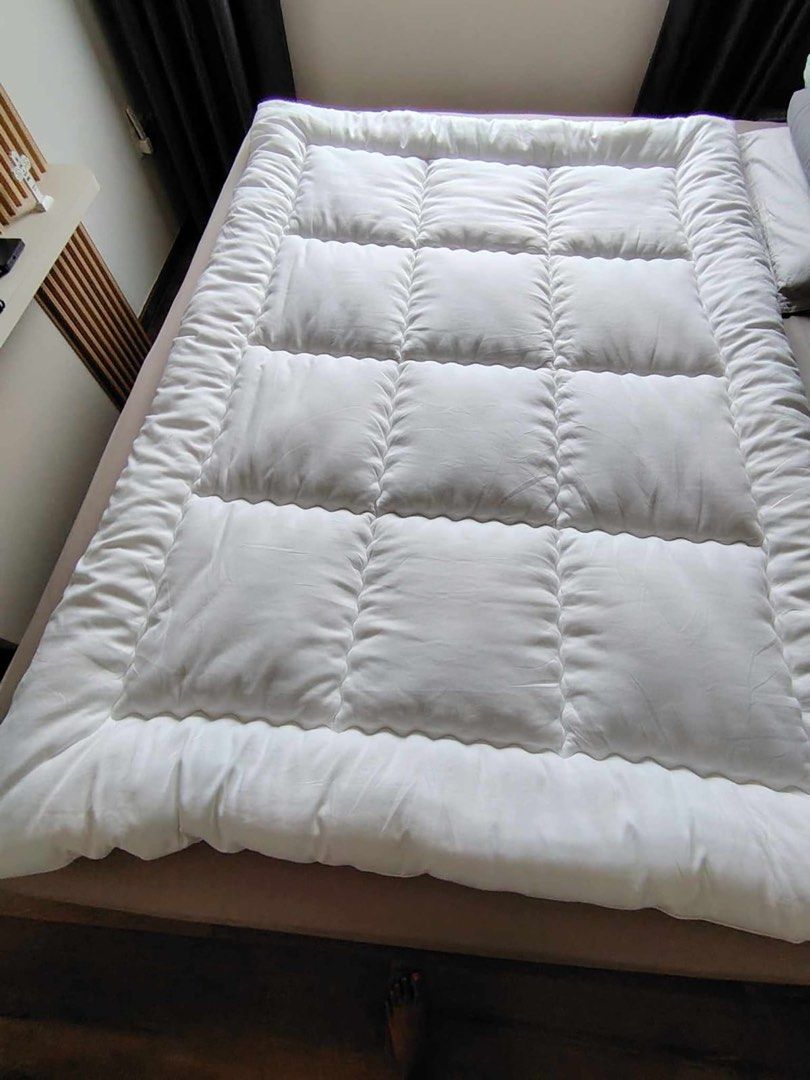 Comforter (Category: Bedding & Towels) located in Singapore. Submitted by zunlup0903 (Listing ID 1363976447, Image 1). Description: Bought from Tabao, used it for 5 days with my cover. .