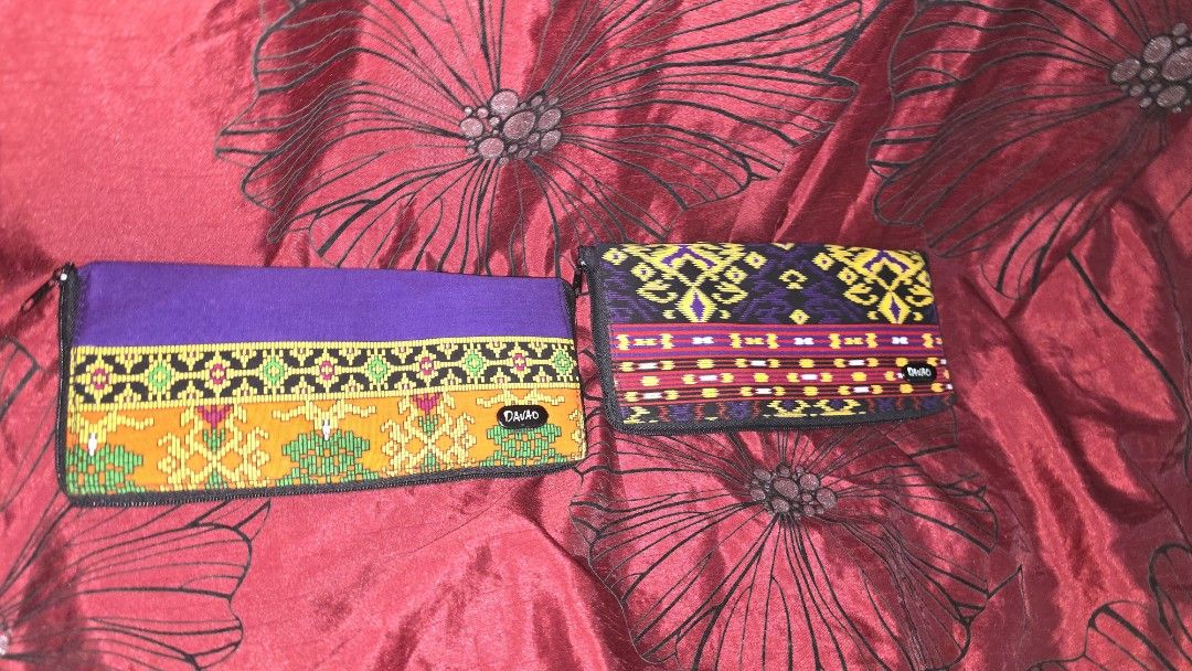 Foldable batik shoulder bag (Category: Shoulder Bags) located in Muntinlupa City. Submitted by cedj22 (Listing ID 1364026741, Image 1). Description: Foldable batik shoulder bag.