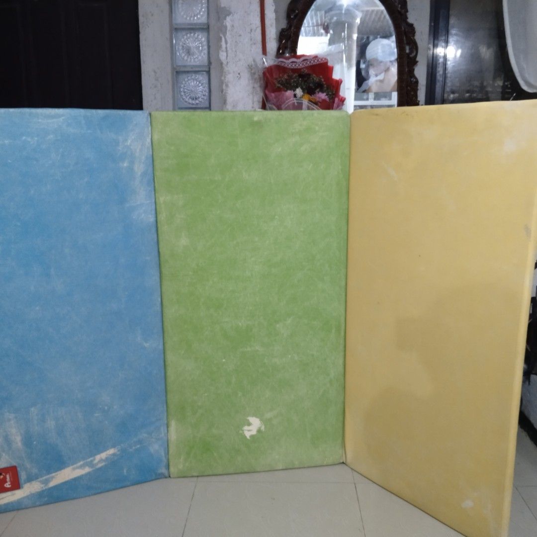 Folding foam with scratches ( makapal) (Category: Baby High Chairs) located in Cavite. Submitted by dimple082 (Listing ID 1363929485, Image 2). Description: from korea good condition.