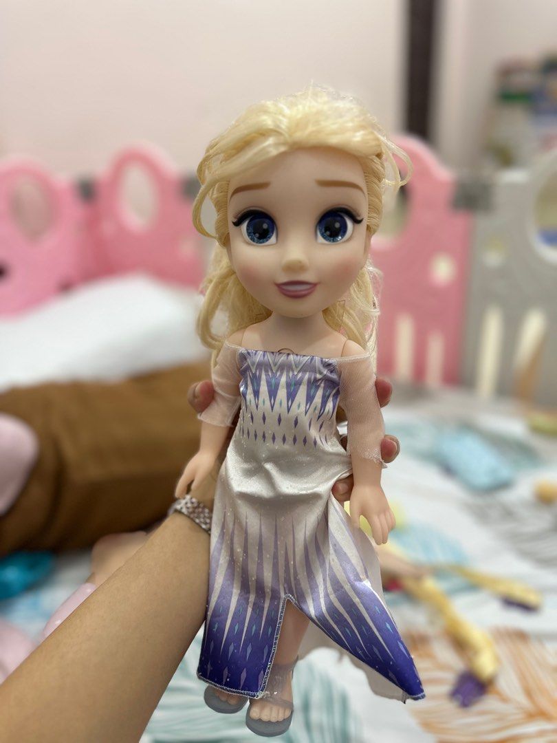 functioning Frozen 2 Singing and talking elsa (14 inches doll) (Category: Figurines & Statues) located in Cavite. Submitted by prelovedbymaeve (Listing ID 1363954361, Image 1). Description: gumagana pa sya singing and talking elsa sya flaw is the hair and may mark sa nose.