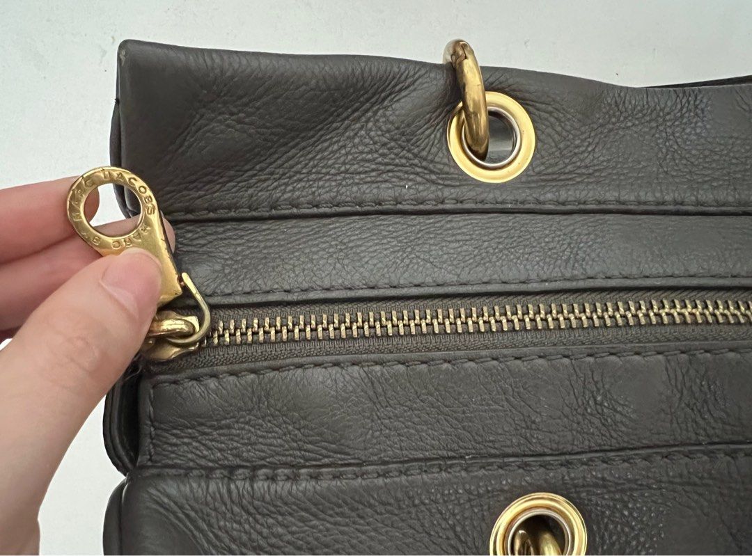 Original Marc Jacobs Leather Handbag (Category: Luxury Bags & Wallets) located in Quezon City. Submitted by goodiesbyg (Listing ID 1363971695, Image 3). Description: - Lightly used, Marc Jacobs bag - Genuine leather with minor flaws at the metal of the handle - Authentic - negotiable:) .
