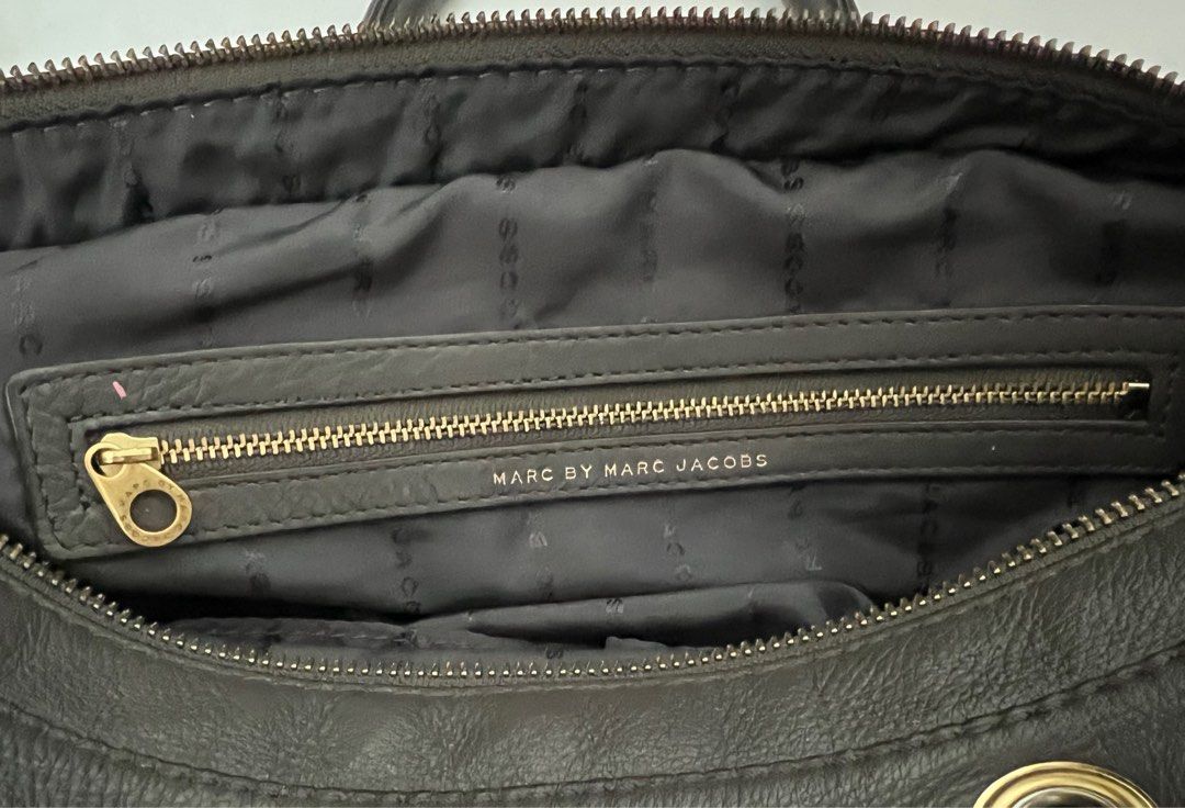 Original Marc Jacobs Leather Handbag (Category: Luxury Bags & Wallets) located in Quezon City. Submitted by goodiesbyg (Listing ID 1363971695, Image 2). Description: - Lightly used, Marc Jacobs bag - Genuine leather with minor flaws at the metal of the handle - Authentic - negotiable:) .