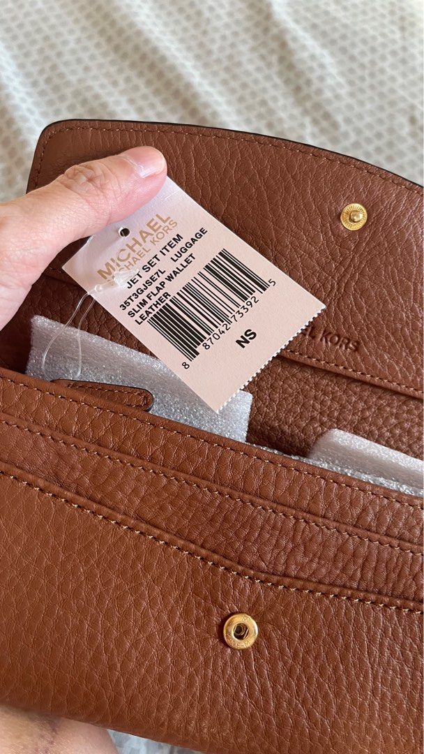 Michael kors brand new wallet (Category: Wallets & Card holders) located in Bacoor. Submitted by mcyzon (Listing ID 1364057802, Image 2). Description: Brand new brown leather Michael Kors wallet with tag Bought in the US Rfs too many wallet.