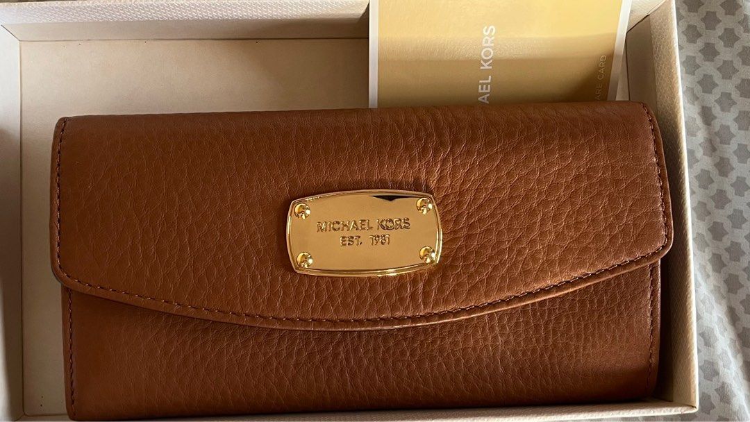 Michael kors brand new wallet (Category: Wallets & Card holders) located in Bacoor. Submitted by mcyzon (Listing ID 1364057802, Image 1). Description: Brand new brown leather Michael Kors wallet with tag Bought in the US Rfs too many wallet.