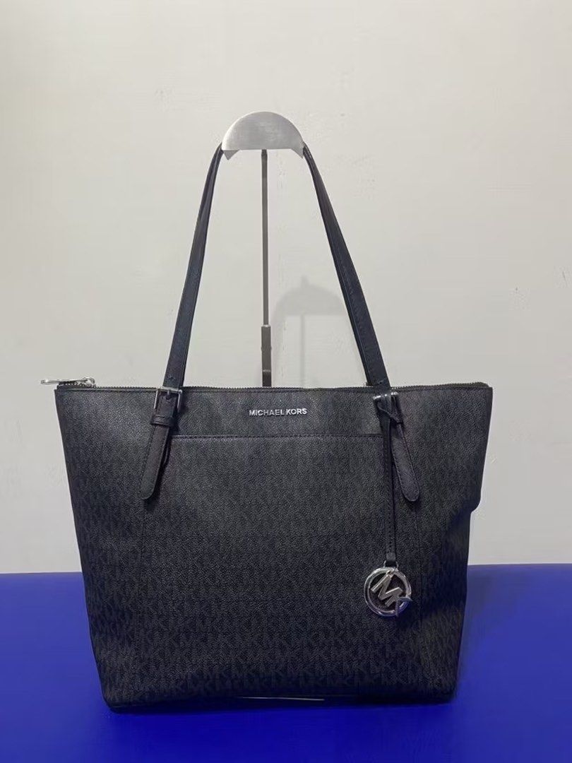 MK Michael Kors authentic shoulder bag (Category: Luxury Bags & Wallets) located in Marikina City. Submitted by tresariascats (Listing ID 1363949212, Image 2). Description: Origina price 12k.