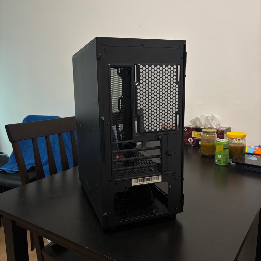 PC Case (Category: Desktops) located in Singapore. Submitted by cocasmummy (Listing ID 1363979795, Image 3). Description: letting go of my PC case, bought a prebuilt PC & swapped into another case pretty new, just a little dusty cos i left it aside for awhile negotiable only for fast deals, self collect @ Ubi MRT RFS: no use for it.