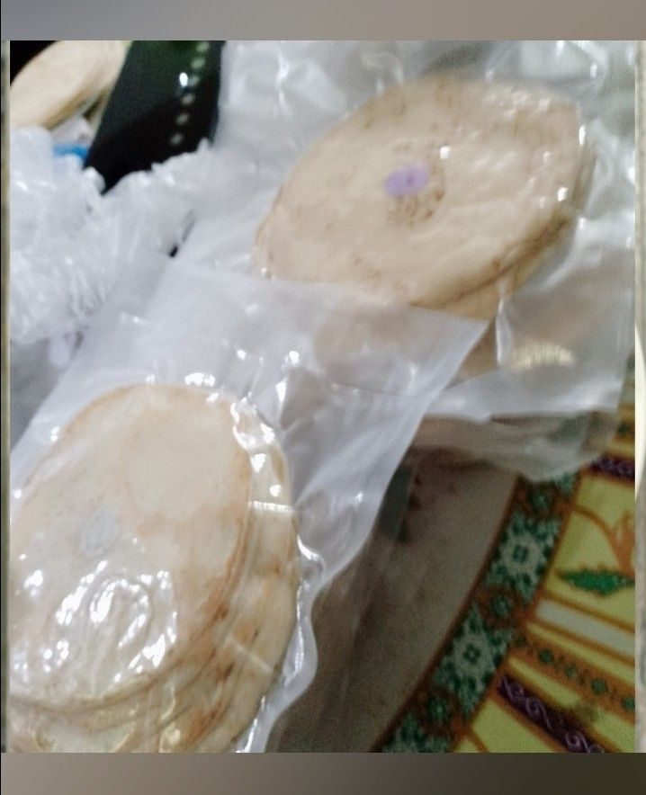 SAIF ARABIC BREAD PITA 🫓🍀 (Category: Packaged & Instant Food) located in Antipolo. Submitted by florblackieliz (Listing ID 1363963221, Image 1). Description: Whole Wheat 🌾 Pita 🫓 Size 8 inches vacuum sealed best for quesadillas and wrap 🌯 Pita 6 months shelf life keep frozen delivery thru Lalamove or pick up Gcash payment.
