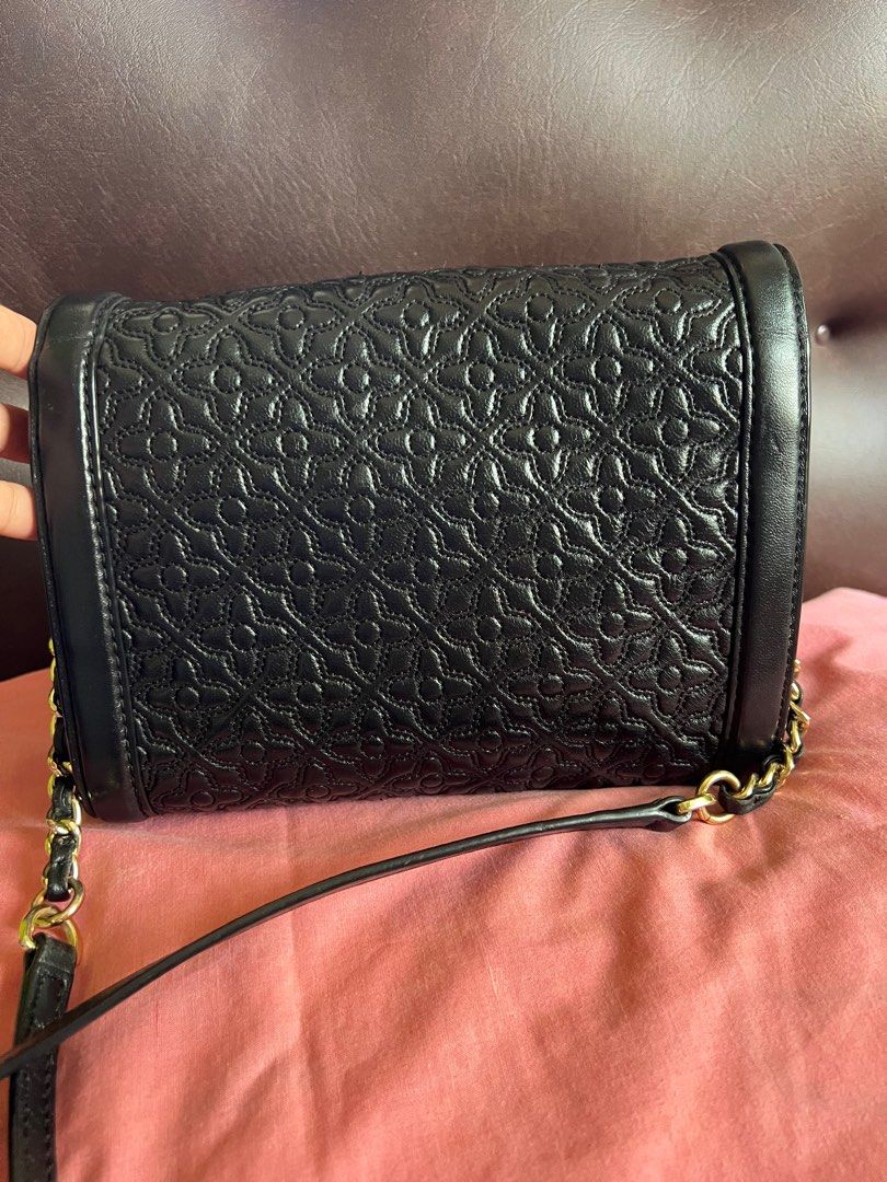 Tory burch black leader amanda (Category: Luxury Bags & Wallets) located in Saravia. Submitted by clynlyn (Listing ID 1363931998, Image 3). Description: Authentic pre loved.