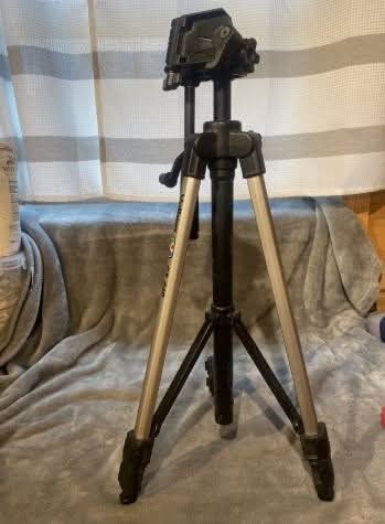 Tripod VELBON CX-440 for Professionals (Category: Tripods & Monopods) located in Quezon City. Submitted by bagong_luma_thrift_shop (Listing ID 1364037692, Image 1). Description: VELBON CX-440 Camera Tripod Adjustable 3-section Aluminium Silver P1,750 only Like new..