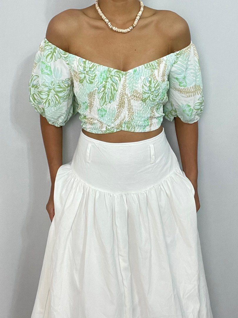 Tropical puffsleeve summer top (Category: Others Tops) located in Antipolo. Submitted by decluttering.thrifts (Listing ID 1363946852, Image 2). Description: Size: S-M | leafy green overlap smocked puff sleeve top Bust up to 38”.