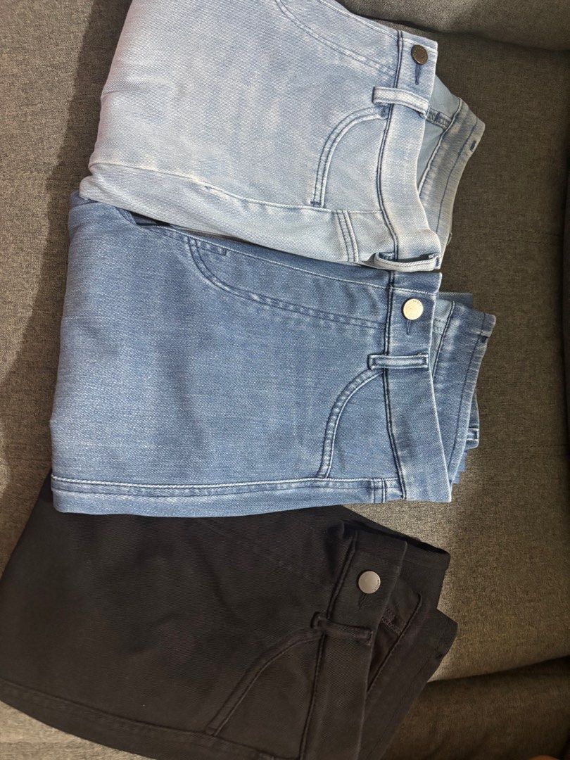 UNIQLO Cropped Jeans (Category: Jeans) located in Manila. Submitted by declutteringsale_ (Listing ID 1364001613, Image 2). Description: 350 each (Light Blue, Dark Blue, Black) Cropped .