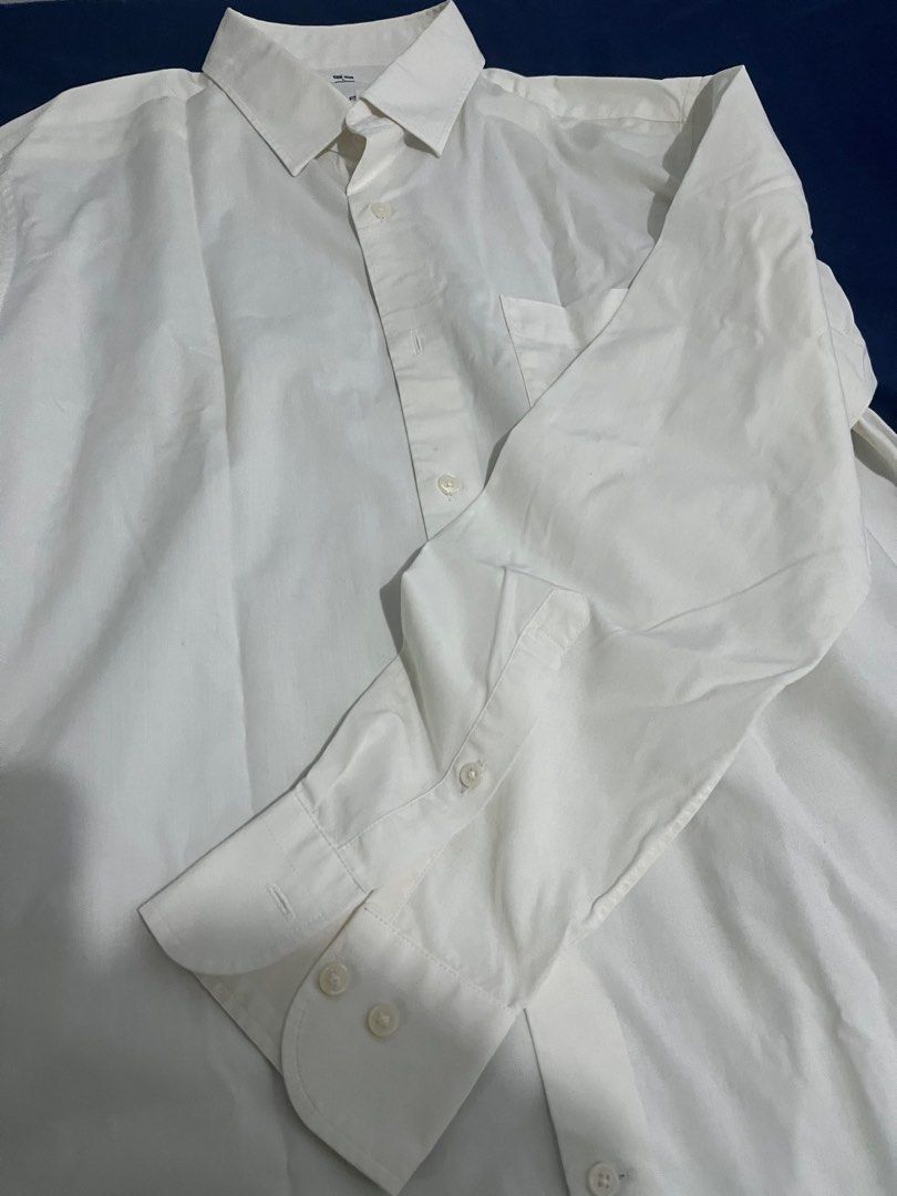 Uniqlo white shirt (Category: Formal Shirts) located in Pasig City. Submitted by studenthoarder (Listing ID 1363889531, Image 3). Description: .