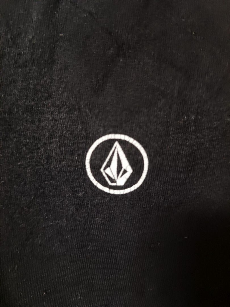 Volcom Tank Top (Category: Activewear) located in San Pablo. Submitted by 1017Shop (Listing ID 1363966888, Image 3). Description: Volcom Tank Top Medium 20x26 Excellent Condition No Issues 10/10 Color Rate 250+SF 📩📩📩 MAKE READING A HABIT‼️.