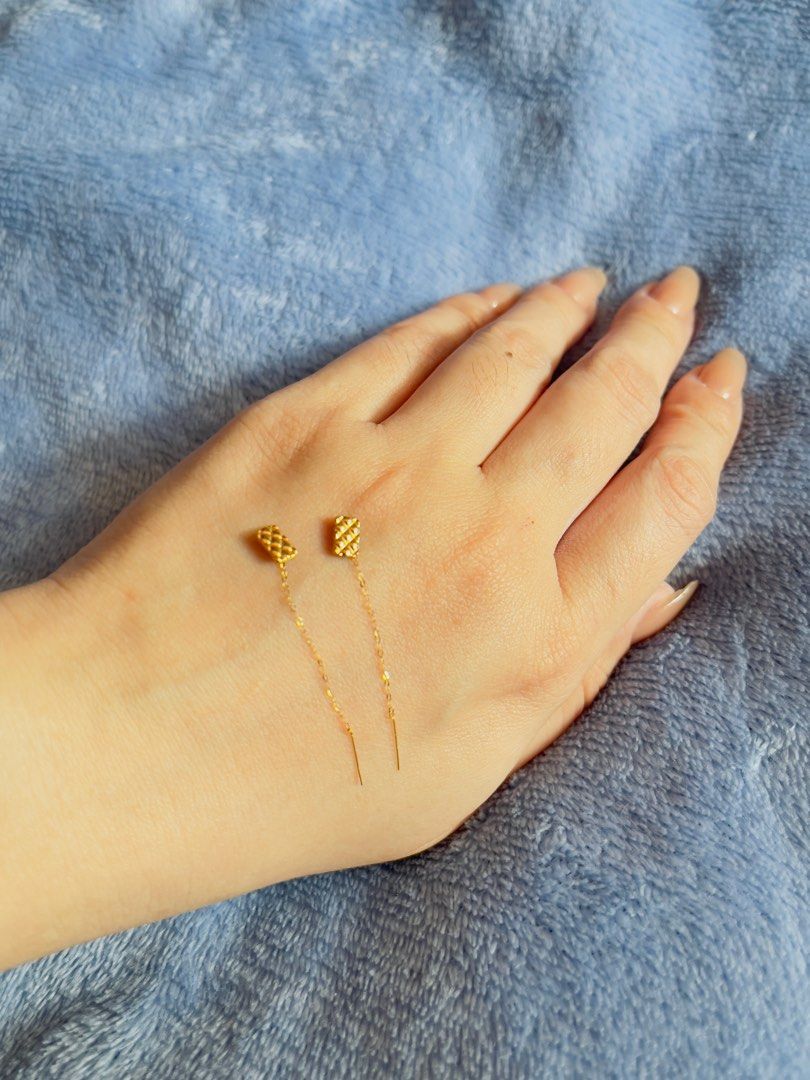 18k Gold Bar Lightweight Earrings (Category: Earrings) located in Caloocan City. Submitted by kym333 (Listing ID 1364084100, Image 1). Description: 18k Real gold Pawnable Lightweight.